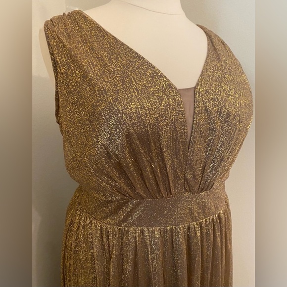 Plus Dress ✨ - Picture 3 of 6